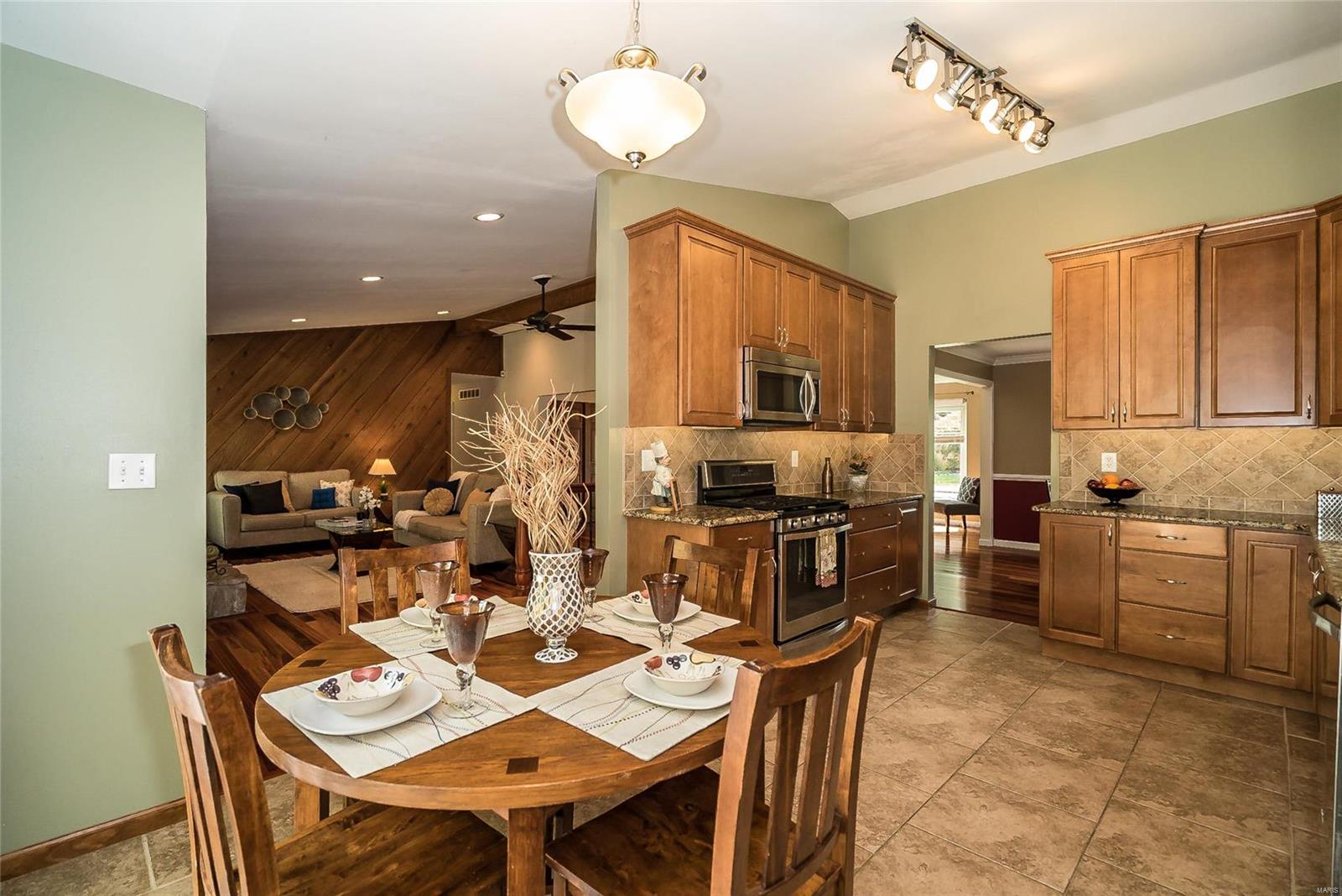 15433 Clover Ridge Drive Chesterfield, MO 63017 - Photo 19 of 37 Gallery Image 19