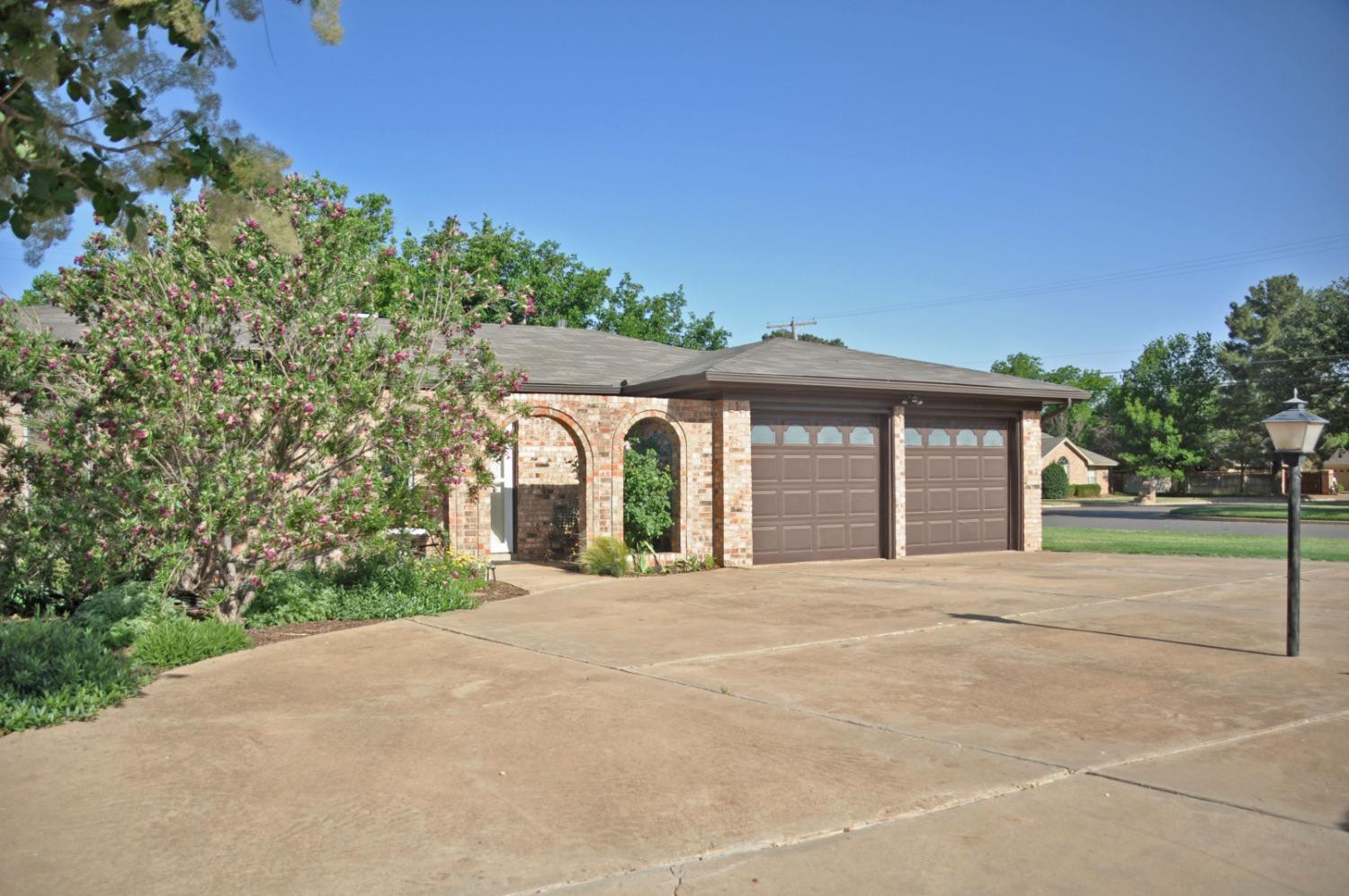 1511 Ave J Abernathy, TX 79311 - Photo 1 of 24 a front view of a house with garden
