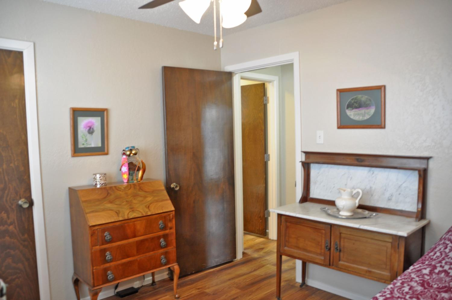 1511 Ave J Abernathy, TX 79311 - Photo 18 of 24 a bedroom with a bed and a table in it