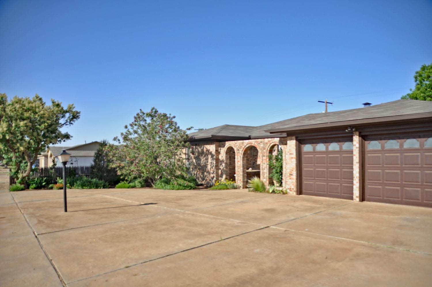 1511 Ave J Abernathy, TX 79311 - Photo 2 of 24 a front view of a house with a yard