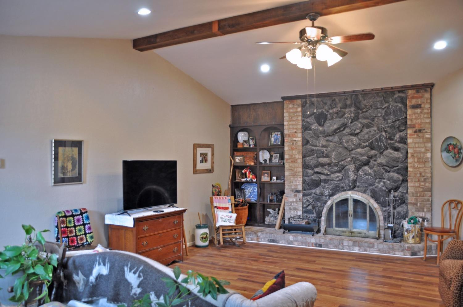 1511 Ave J Abernathy, TX 79311 - Photo 4 of 24 a living room with furniture and a flat screen tv