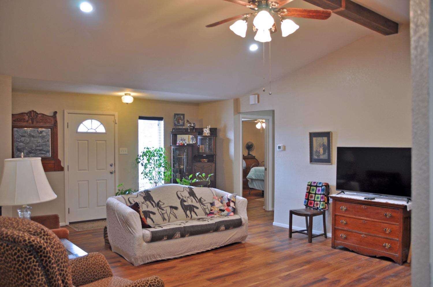 1511 Ave J Abernathy, TX 79311 - Photo 6 of 24 a living room with furniture and a flat screen tv