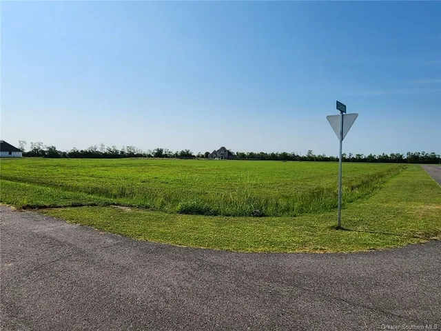 $411,736 | 5853 North Cres Drive, Iowa, LA 70647