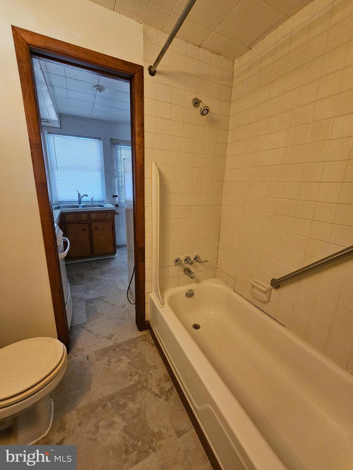 303 Delaware Circle, Unit 4 Newark, DE 19711 - Photo 7 of 14 a bathroom with a toilet and a tub