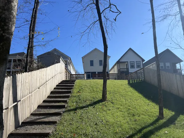 a view of a backyard
