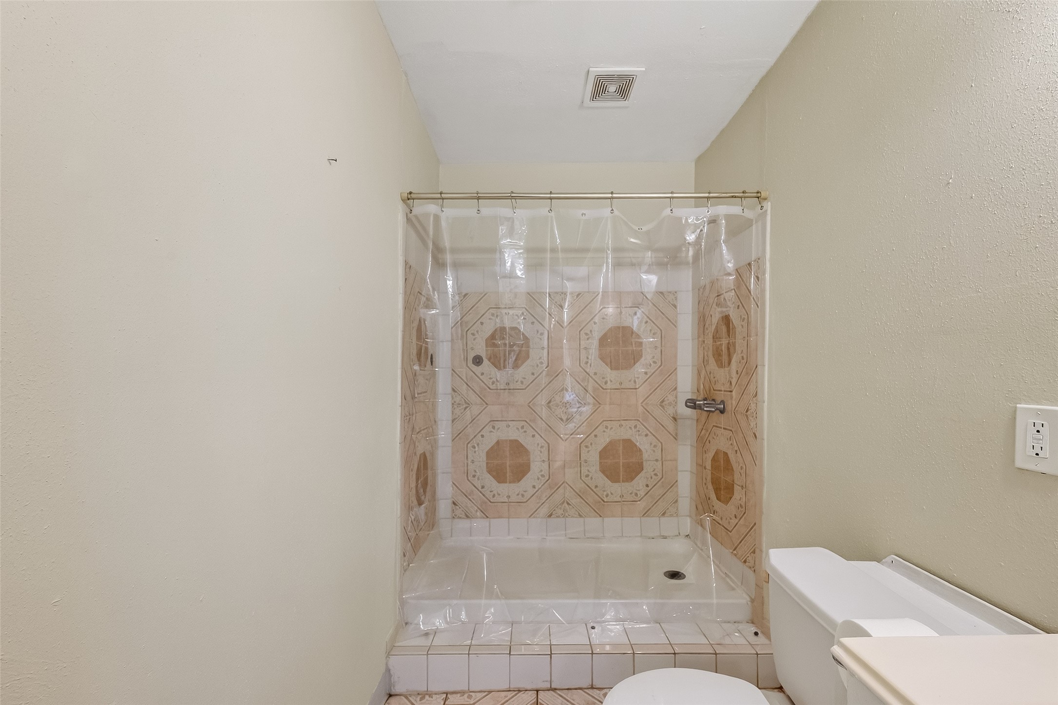 968 Garapan Street Houston, TX 77091 - Photo 19 of 40 a bathroom with a shower and a toilet