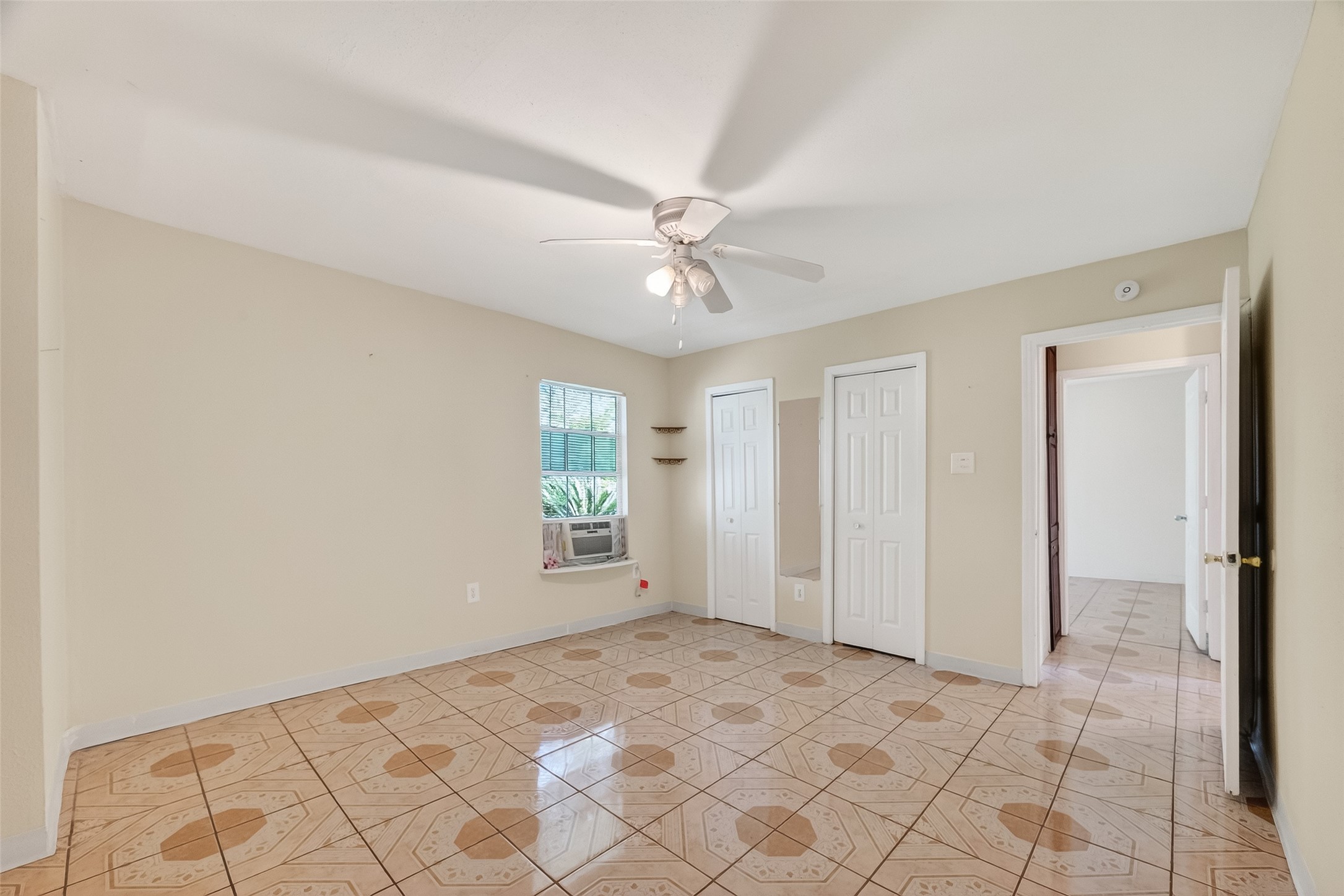 968 Garapan Street Houston, TX 77091 - Photo 21 of 40 a view of a livingroom with a chandelier fan and windows