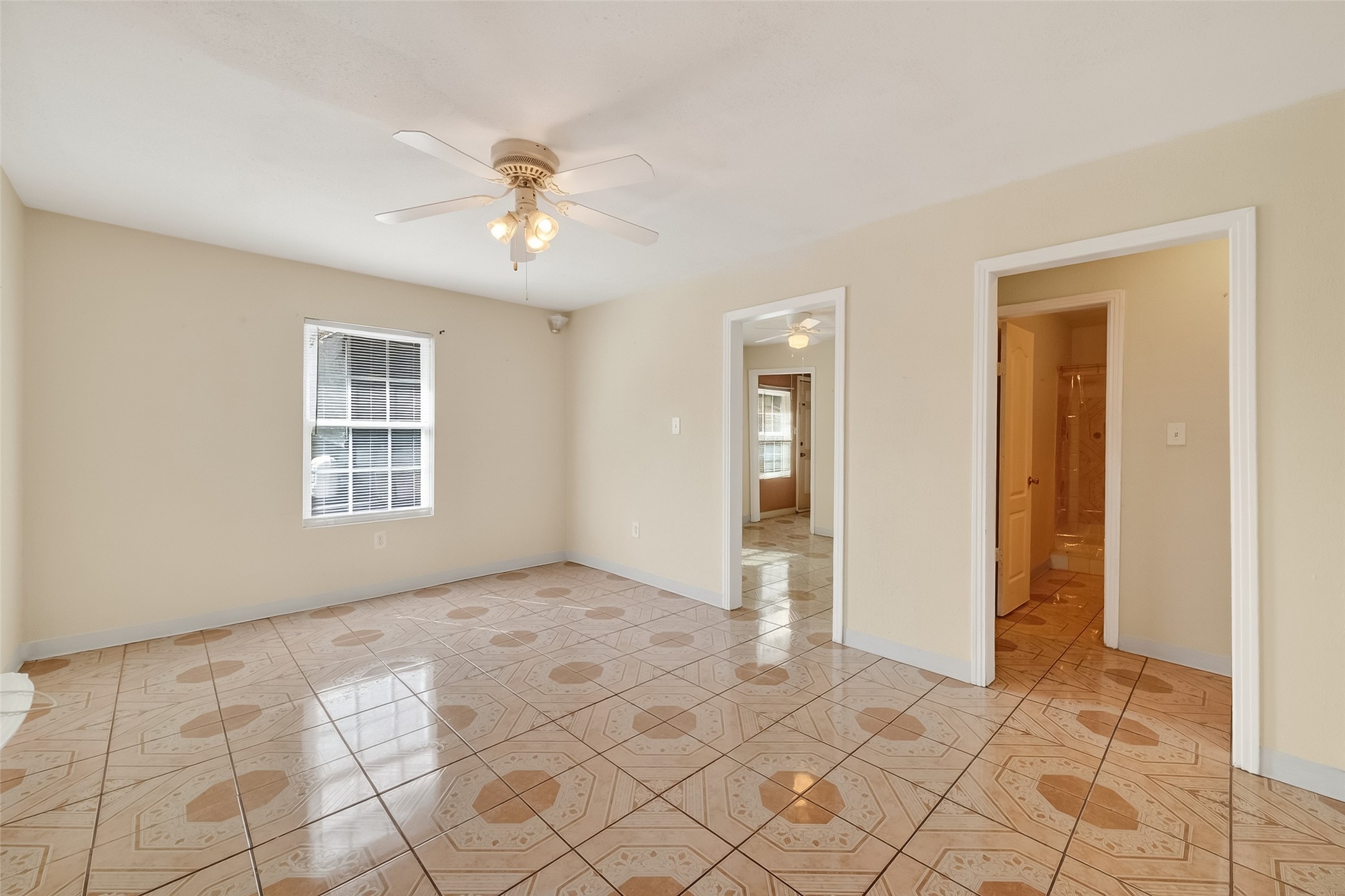 968 Garapan Street Houston, TX 77091 - Photo 6 of 40 an empty room with windows and ceiling fan