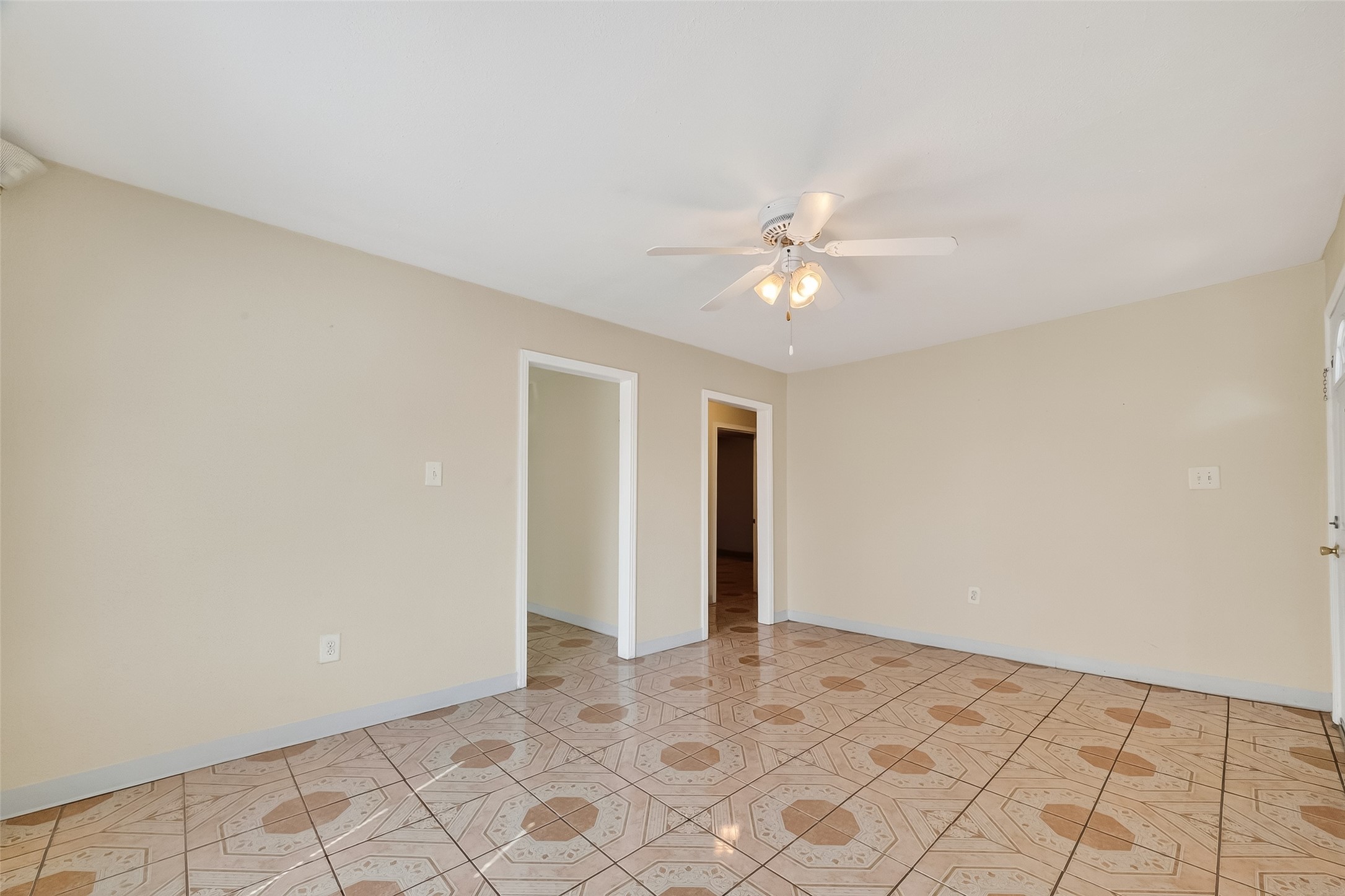 968 Garapan Street Houston, TX 77091 - Photo 7 of 40 an empty room with chandelier fan and closet area