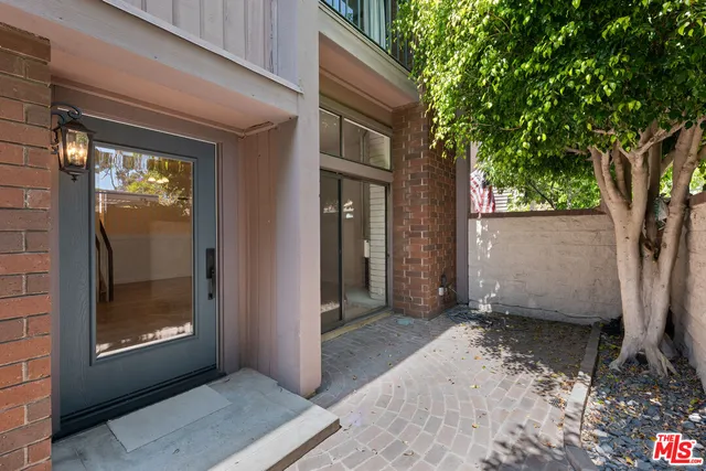 $5,750 | 13044 Mindanao Way, Unit 5, Marina del Rey, CA 90292