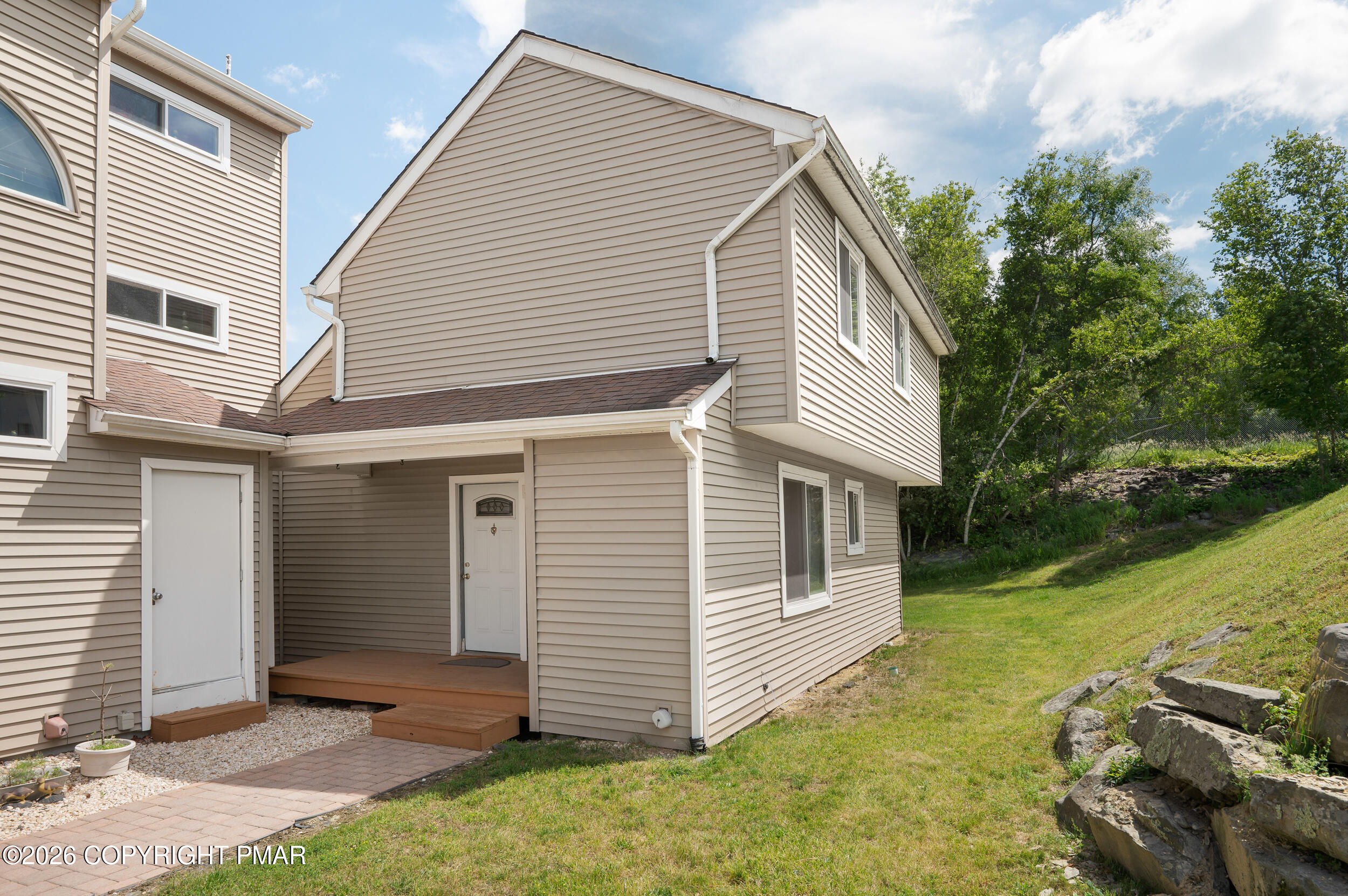 3385 Windermere Drive Bushkill, PA 18324 - Photo 30 of 34 Side view