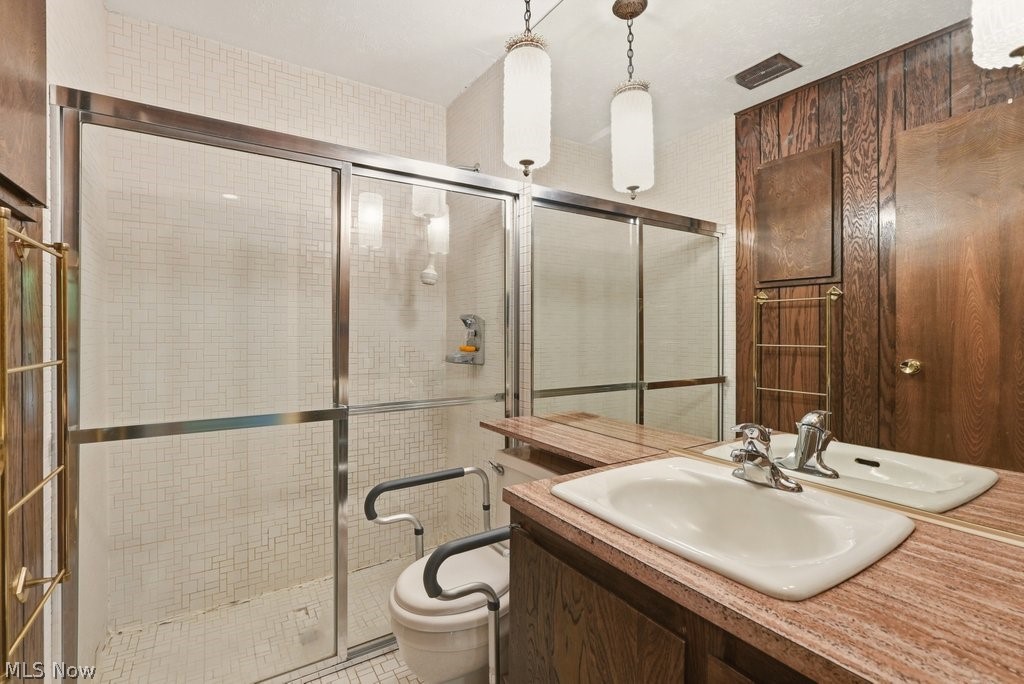 17482 Falling Water Road Strongsville, OH 44136 - Photo 19 of 33 Owner's en suite full bath