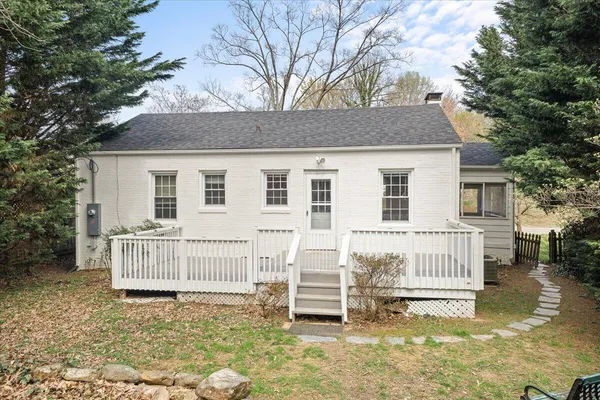 $1,695 | 1868 Carlton Road Southwest, Roanoke, VA 24015