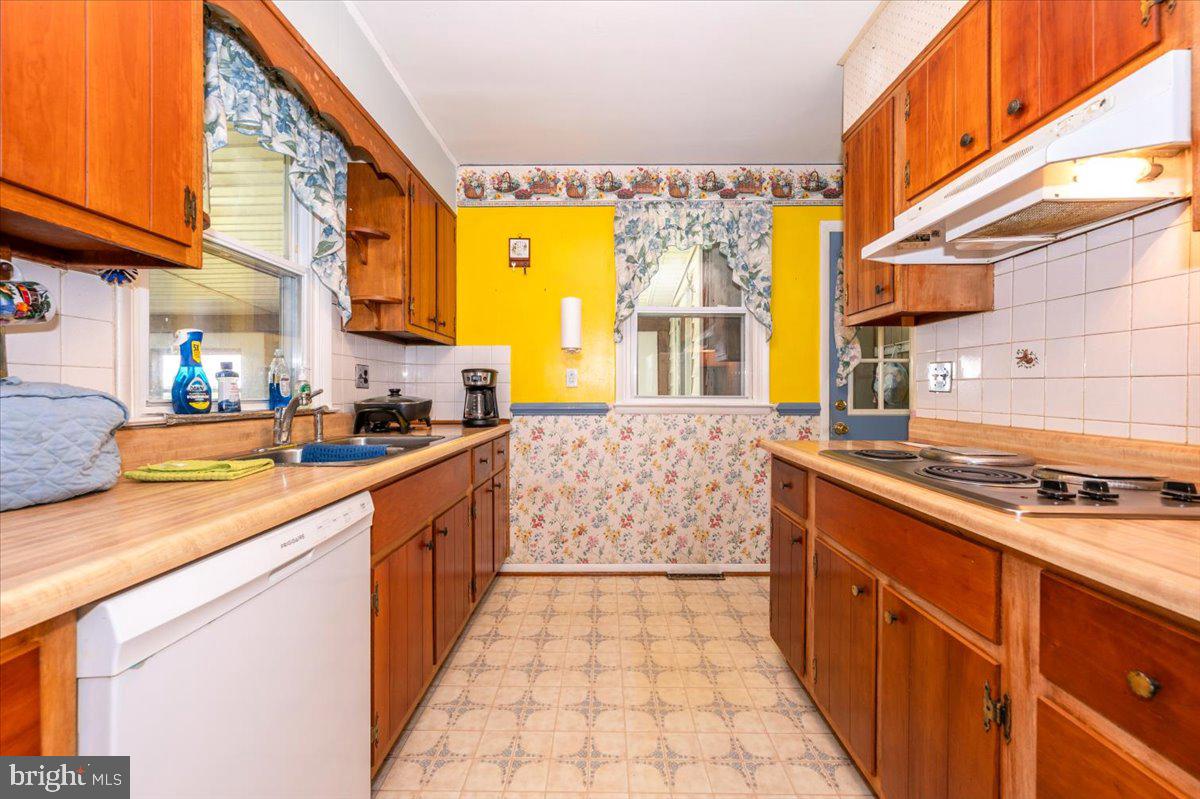 6109 Ford Road Frederick, MD 21702 - Photo 12 of 59 a large kitchen with stainless steel appliances a stove a sink and a refrigerator