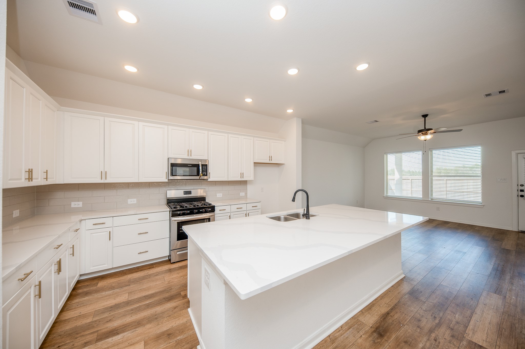 42514 Summer Crst Road Magnolia, TX 77354 - Photo 10 of 50 Kitchen has lots of counter space and cabinet space. Has a island and lots of space for bar seating