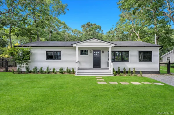 $1,099,999 | 10 Shinnecock Lane, Hampton Bays, NY 11946
