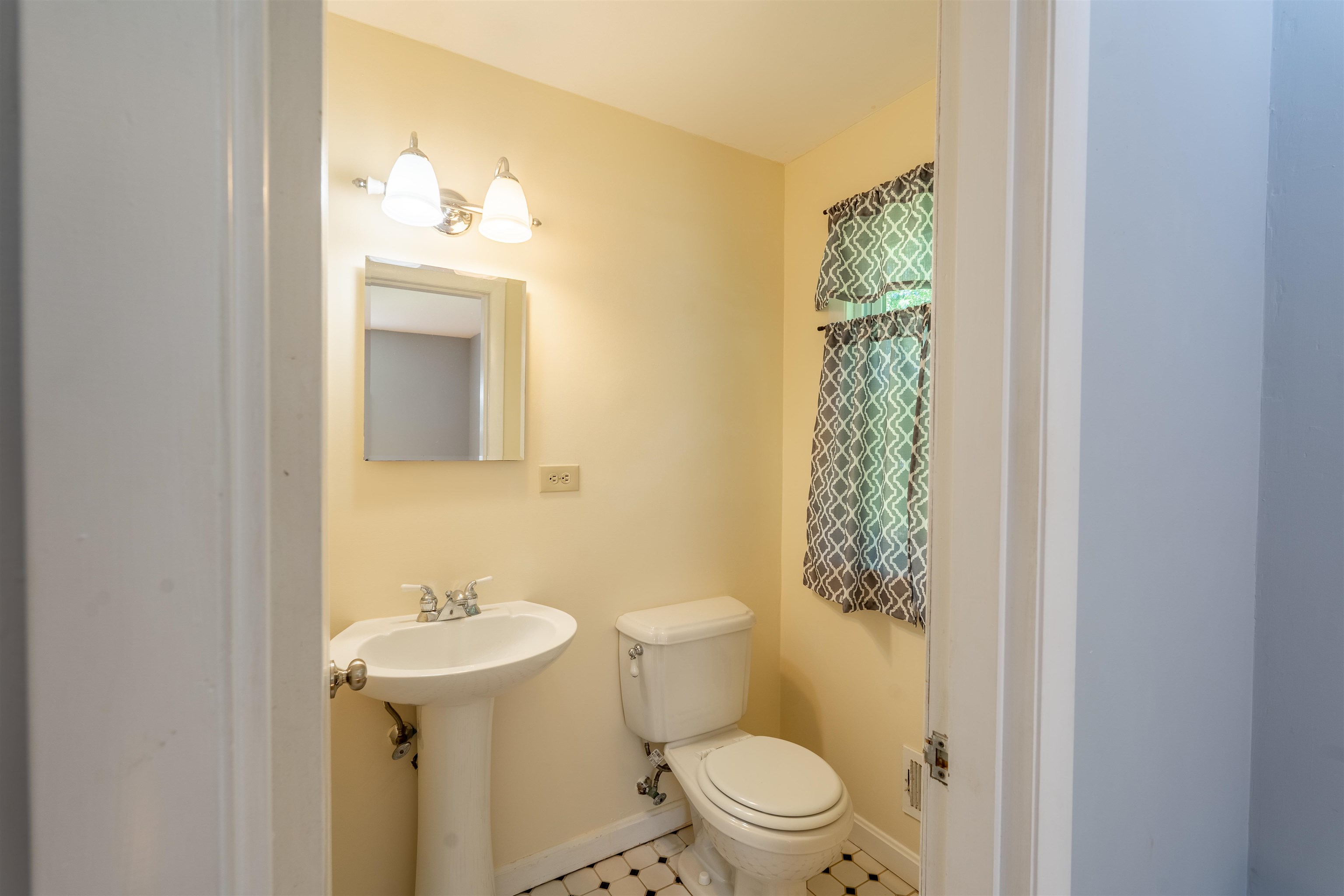 140 North Gate Road Manchester, NH 03104 - Photo 3 of 18 Gallery Image 3