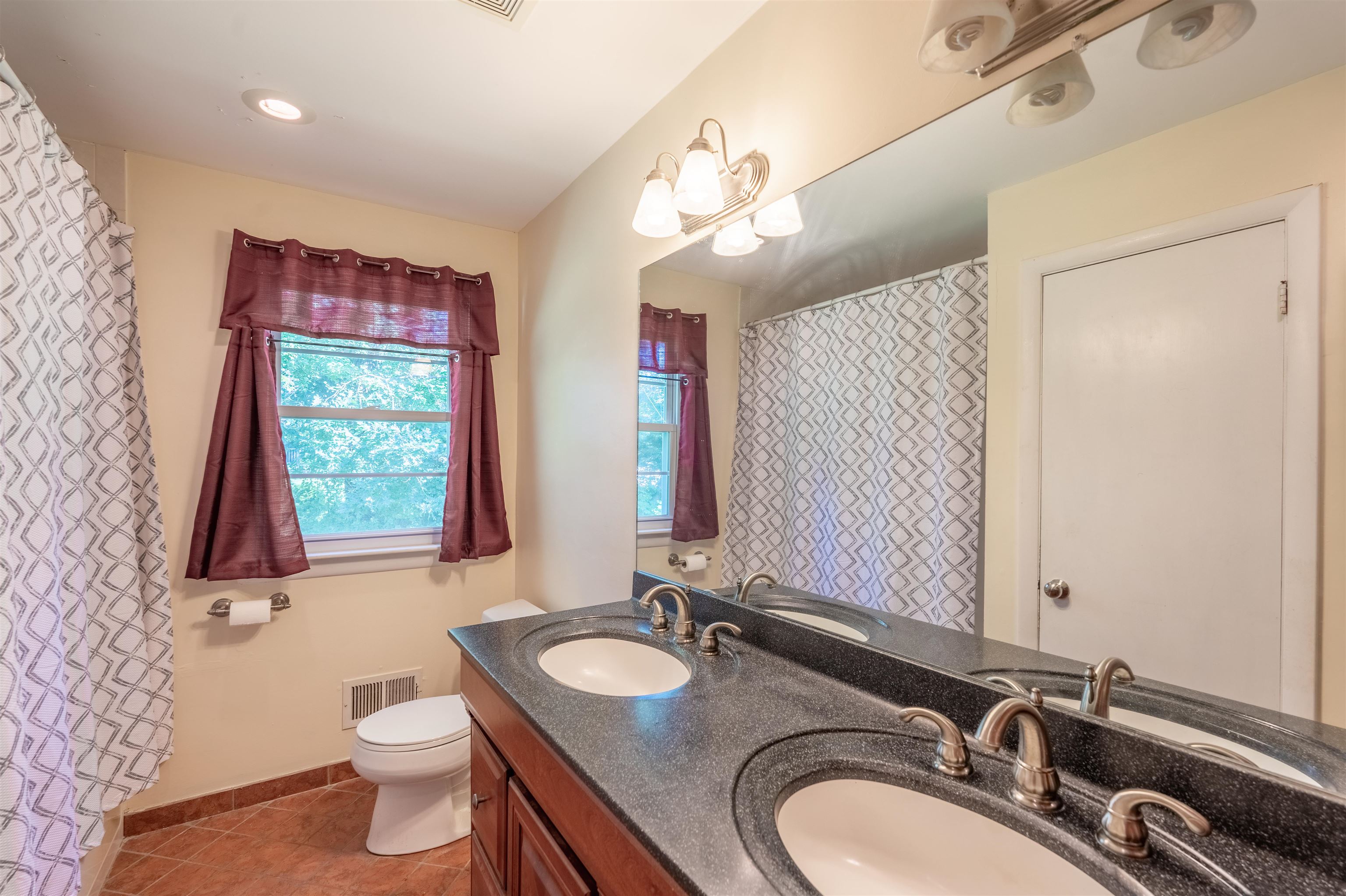 140 North Gate Road Manchester, NH 03104 - Photo 4 of 18 Gallery Image 4