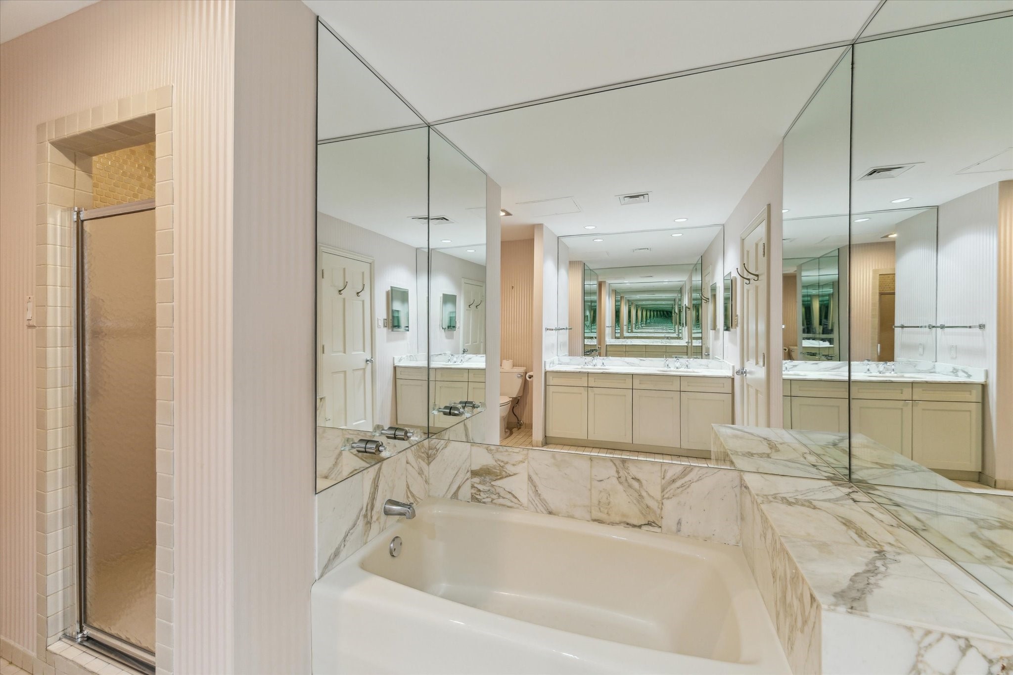 1111 Hermann Drive, Unit 7F Houston, TX 77004 - Photo 18 of 42 a bathroom with a tub sink and mirror