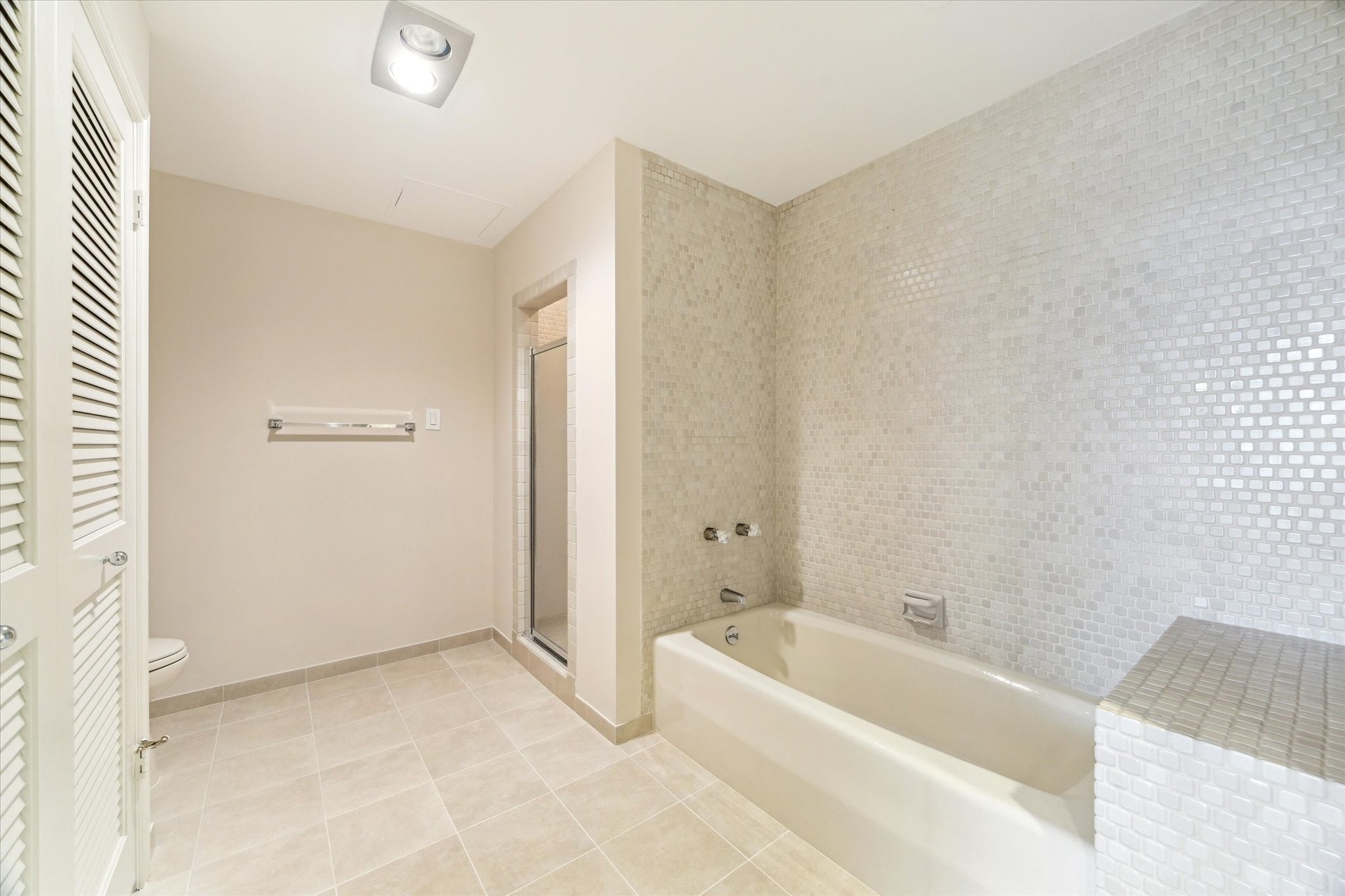 1111 Hermann Drive, Unit 7F Houston, TX 77004 - Photo 23 of 42 a bathroom with a bathtub and shower