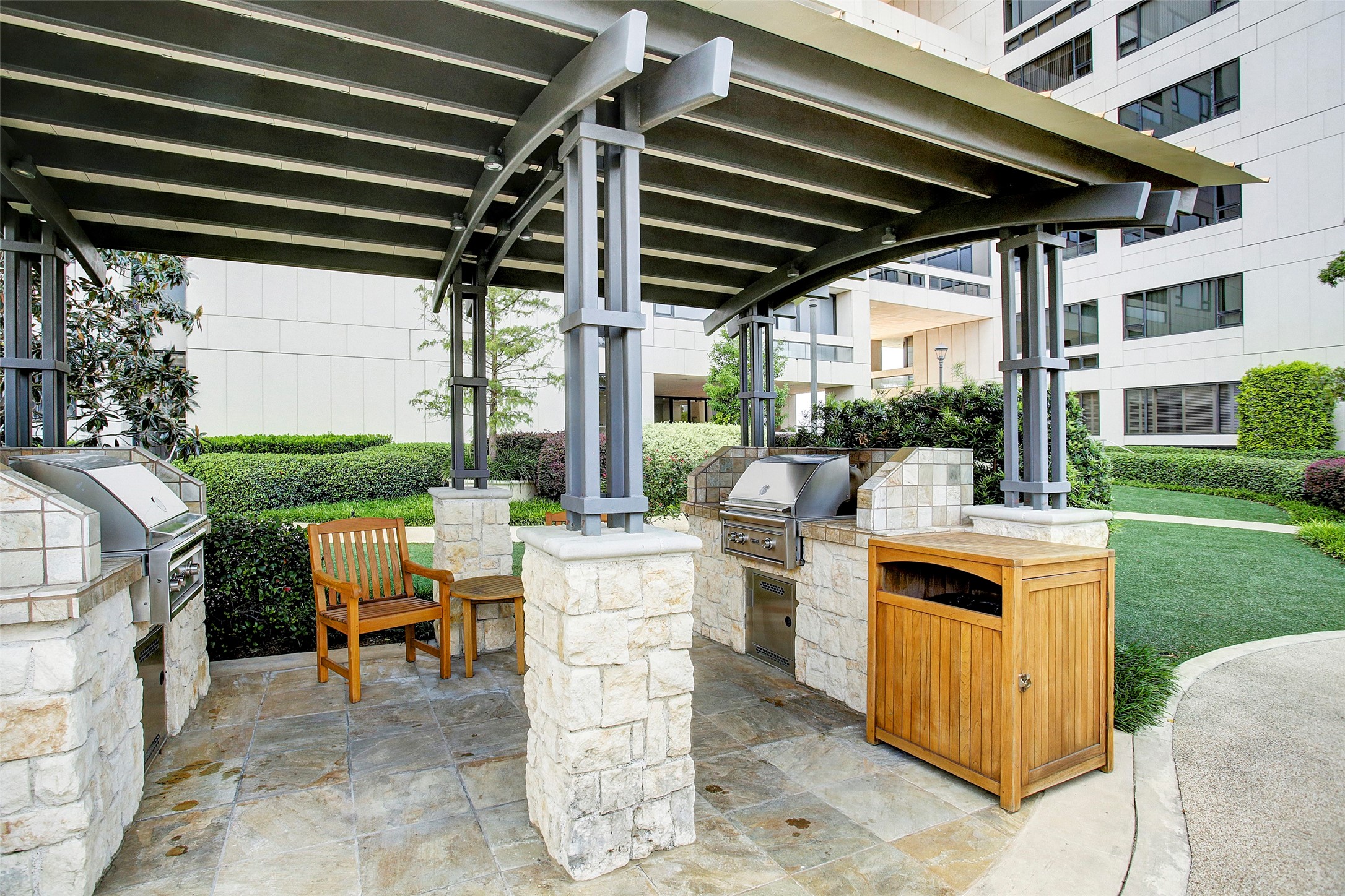 1111 Hermann Drive, Unit 7F Houston, TX 77004 - Photo 36 of 42 a view of a chairs and table in the patio
