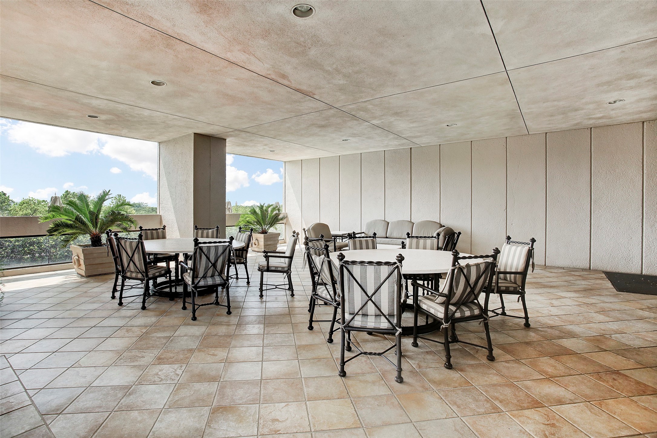 1111 Hermann Drive, Unit 7F Houston, TX 77004 - Photo 37 of 42 a view of a dining area with furniture