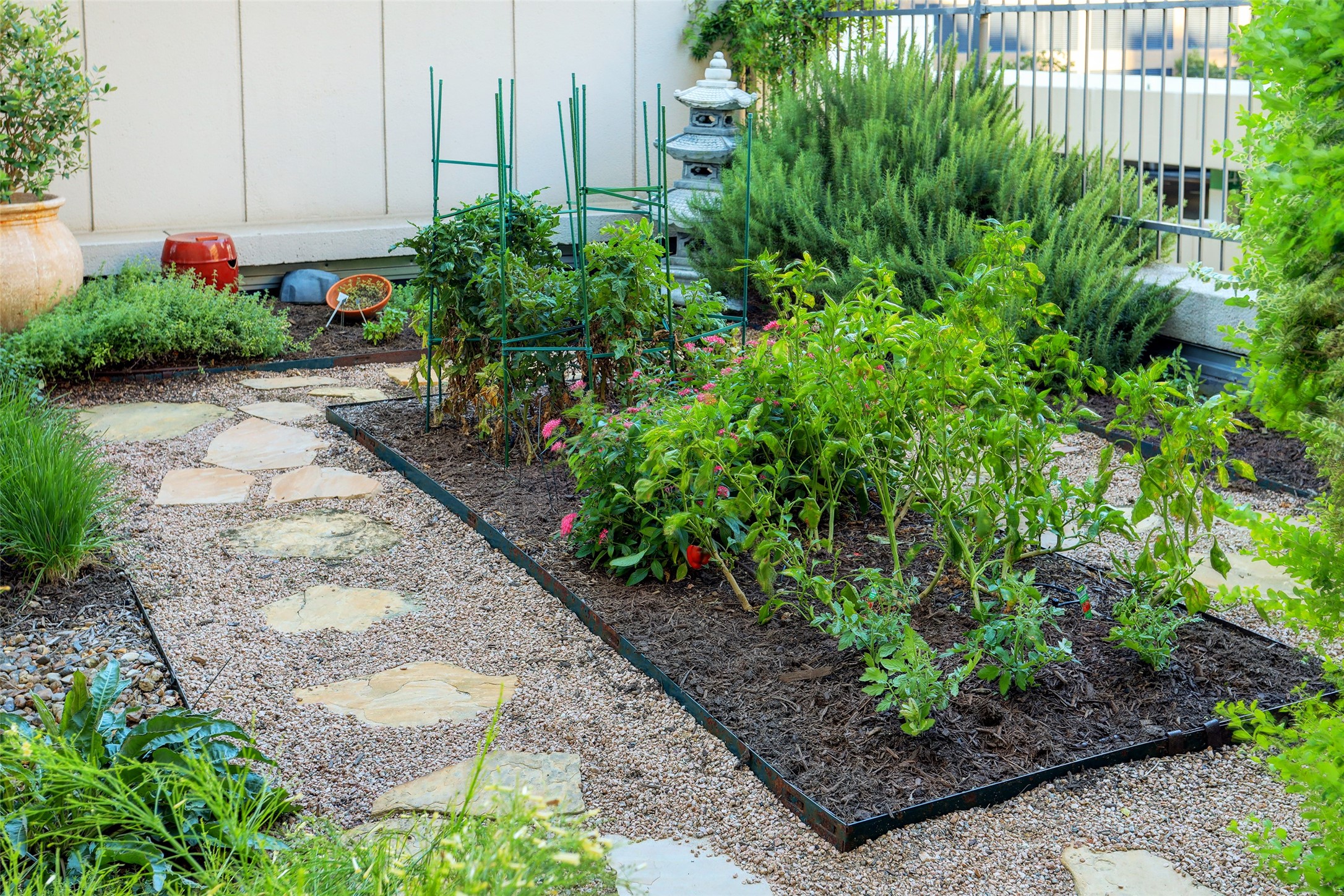 1111 Hermann Drive, Unit 7F Houston, TX 77004 - Photo 38 of 42 a garden view