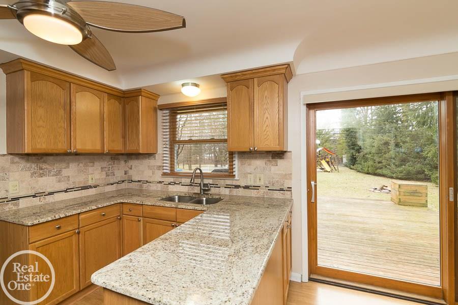 291 Maplehill Road Rochester Hills, MI 48306 - Photo 3 of 18