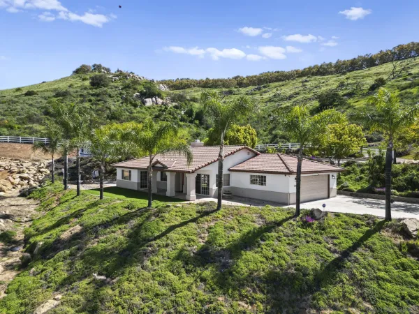 $1,049,000 | 13966 Avenida Del Charro, El Cajon, CA 92021