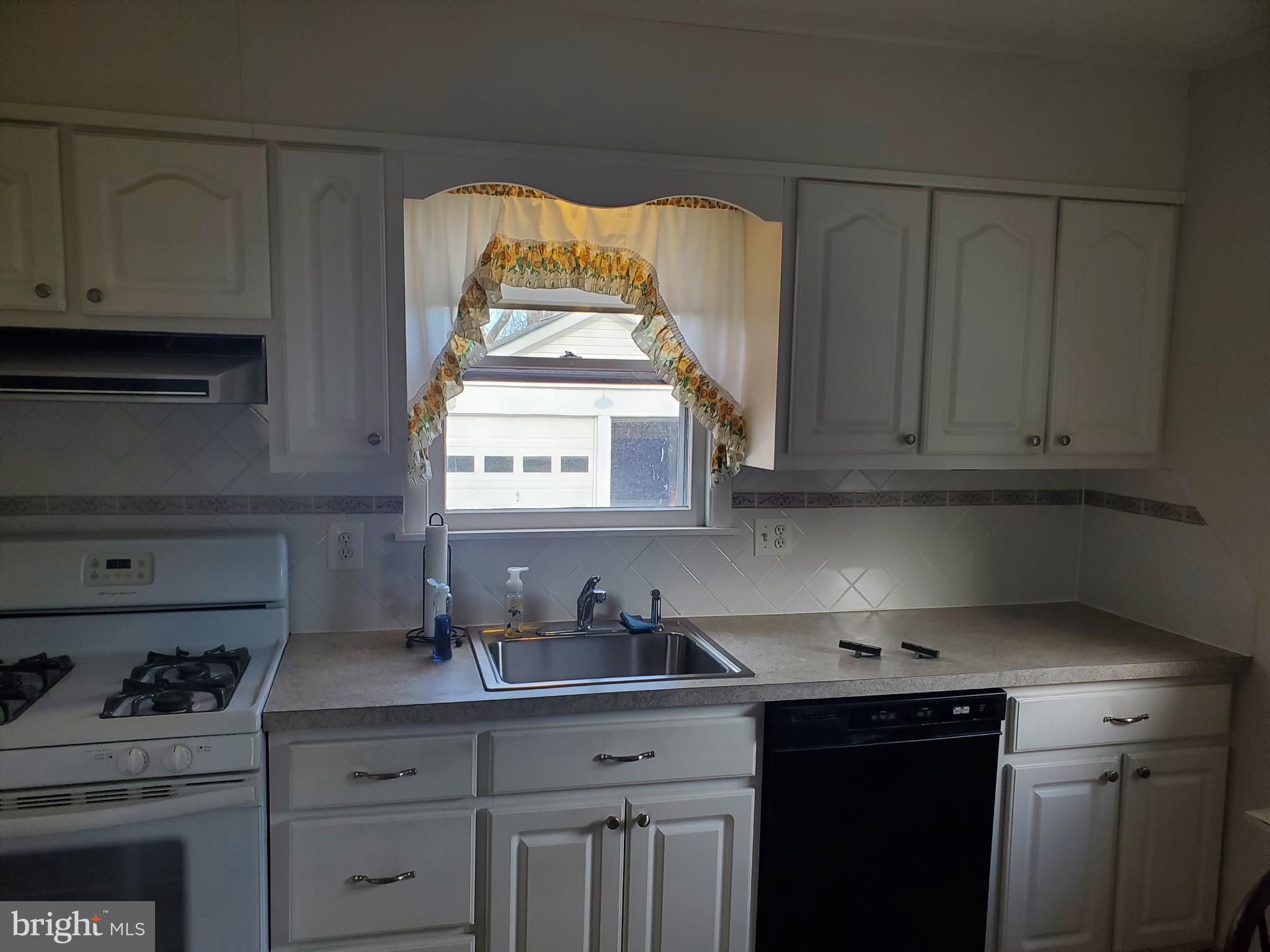 4176 Nottingham Way Hamilton, NJ 08690 - Photo 4 of 7 Gallery Image 4
