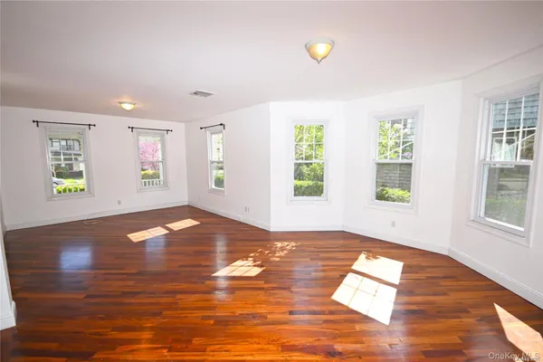 $5,300 | 21 Arrandale Avenue, Great Neck, NY 11024