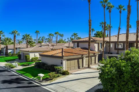 a view of a house with backyard and garden