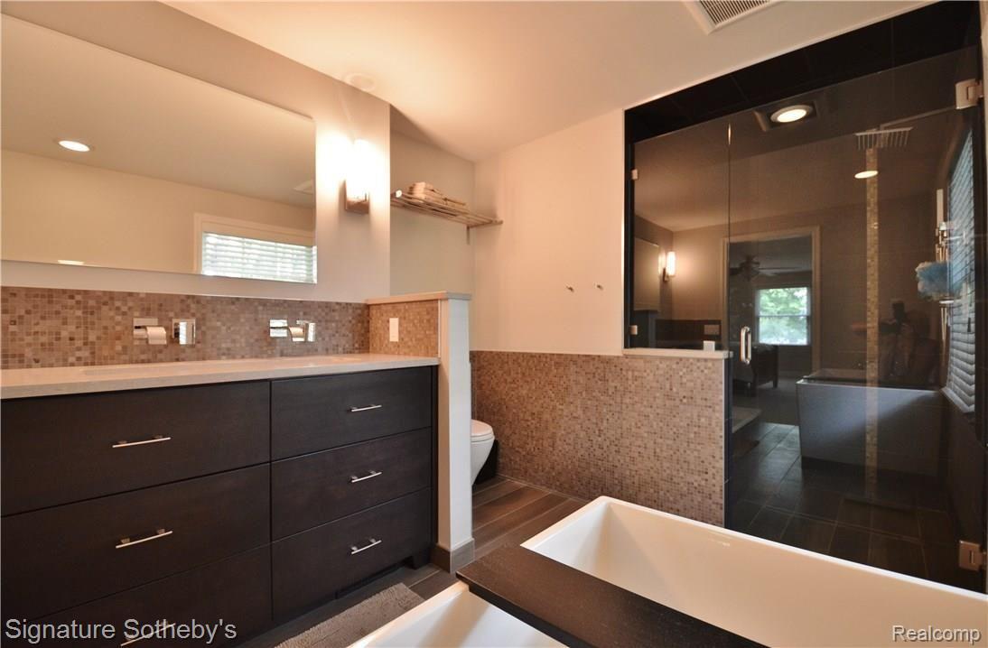 5335 Echo Road Bloomfield Hills, MI 48302 - Photo 19 of 29 owners suite bath 2.JPG