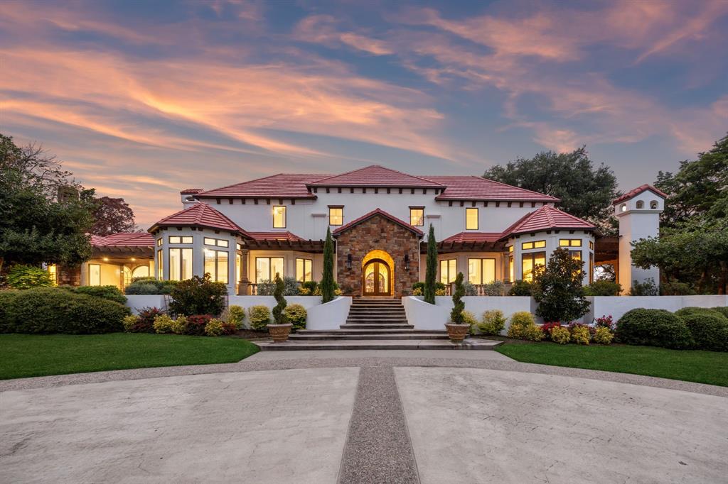 1900 Shady Oaks Drive Southlake, TX 76092 - Photo 3 of 40 a front view of house with yard and green space