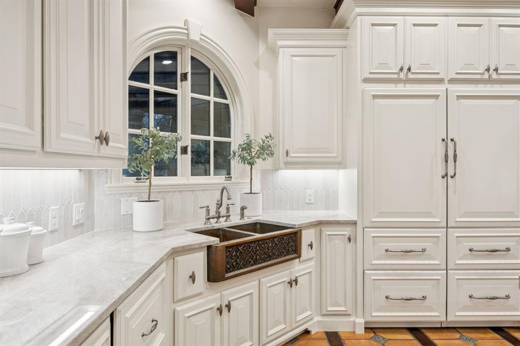 1900 Shady Oaks Drive Southlake, TX 76092 - Photo 10 of 40 a kitchen with stainless steel appliances granite countertop a sink and cabinets