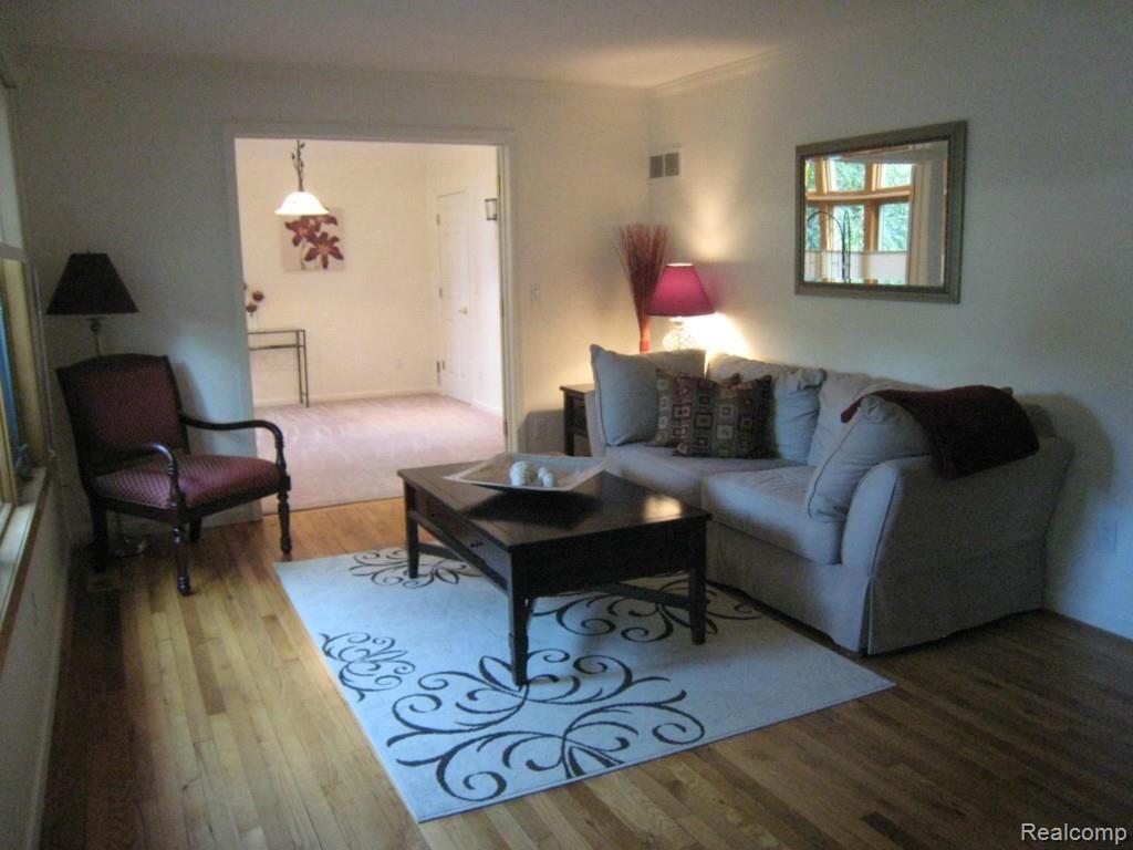 8568 Rucker Road Grosse Ile, MI 48138 - Photo 6 of 24 Living room