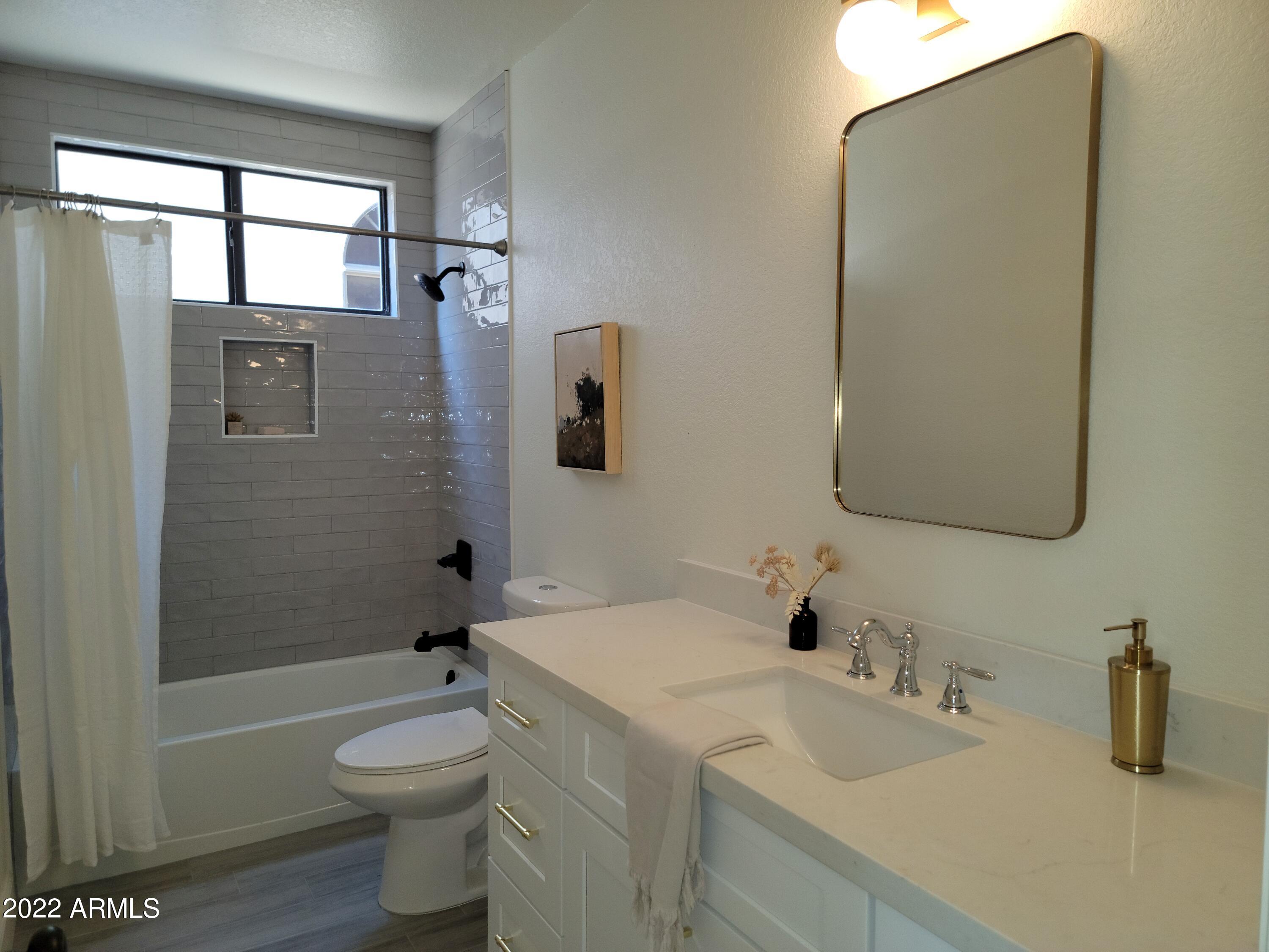 650 South Bay Drive Gilbert, AZ 85233 - Photo 31 of 40 Hall Full Bath