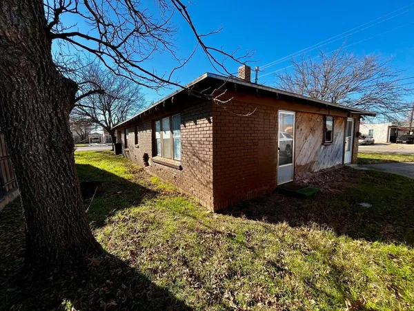 a view of a yard of the house