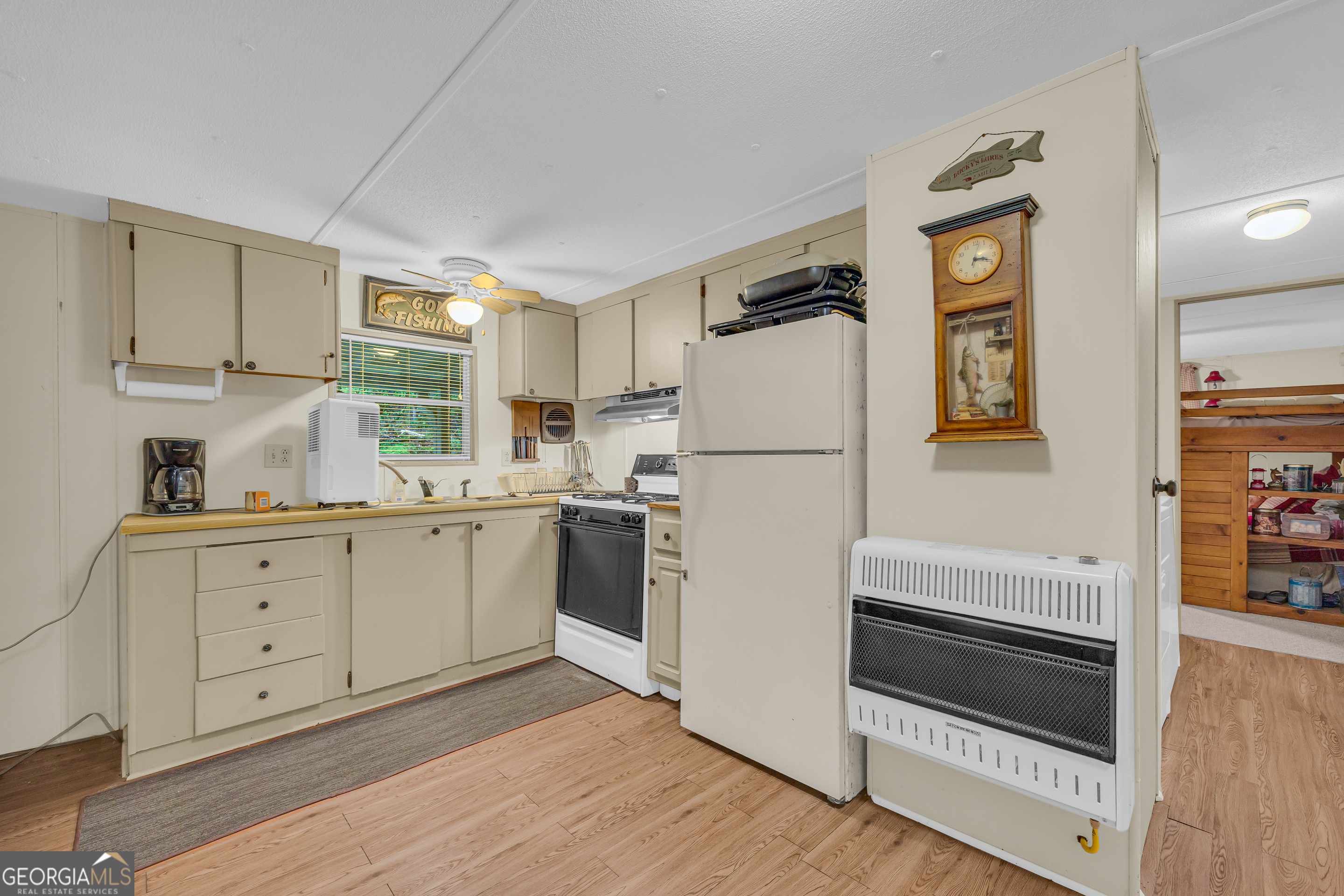 23 Wren Court Toccoa, GA 30577 - Photo 14 of 26 a kitchen with a refrigerator cabinets and wooden floor