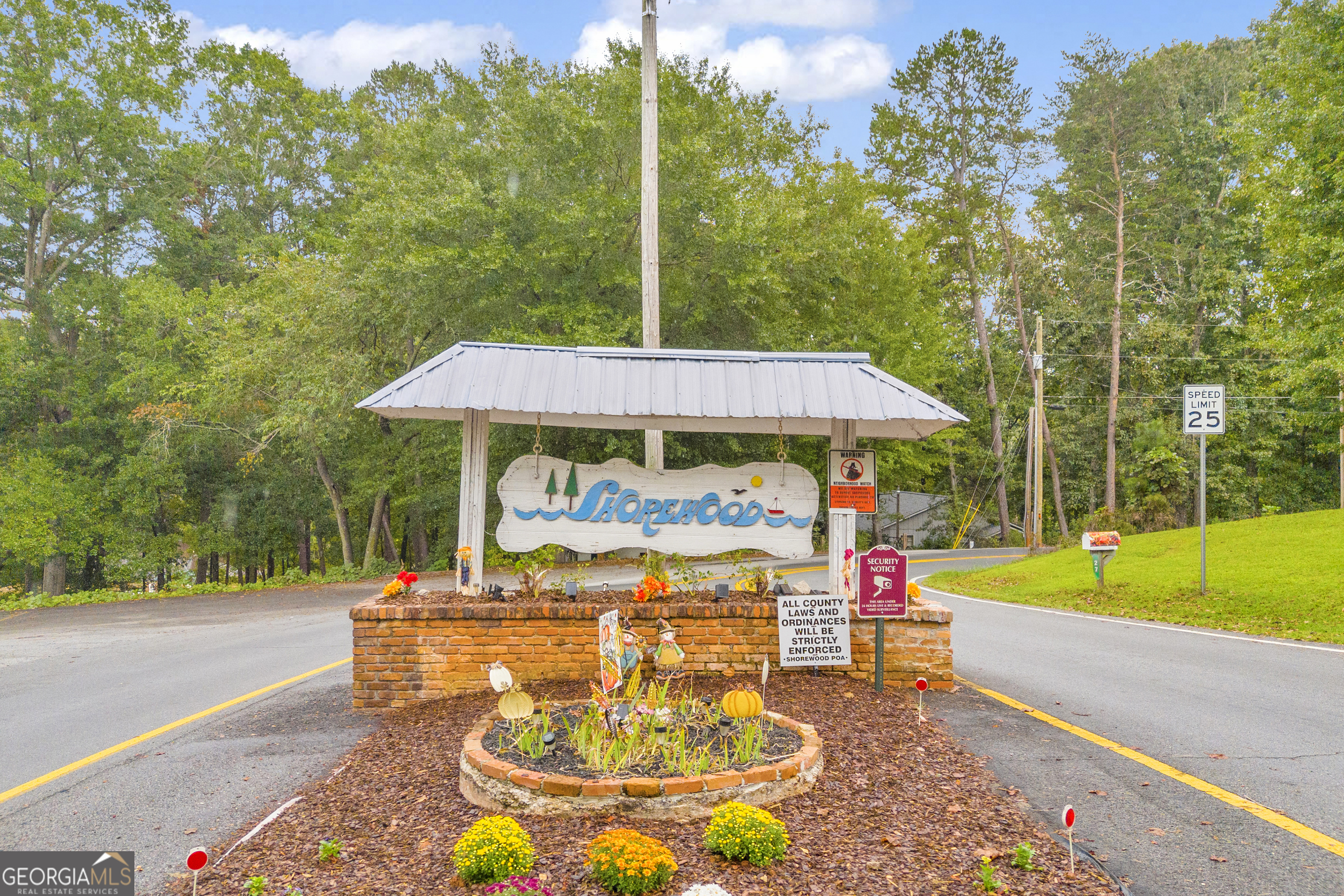 23 Wren Court Toccoa, GA 30577 - Photo 4 of 26 an outdoor space with furniture and umbrella