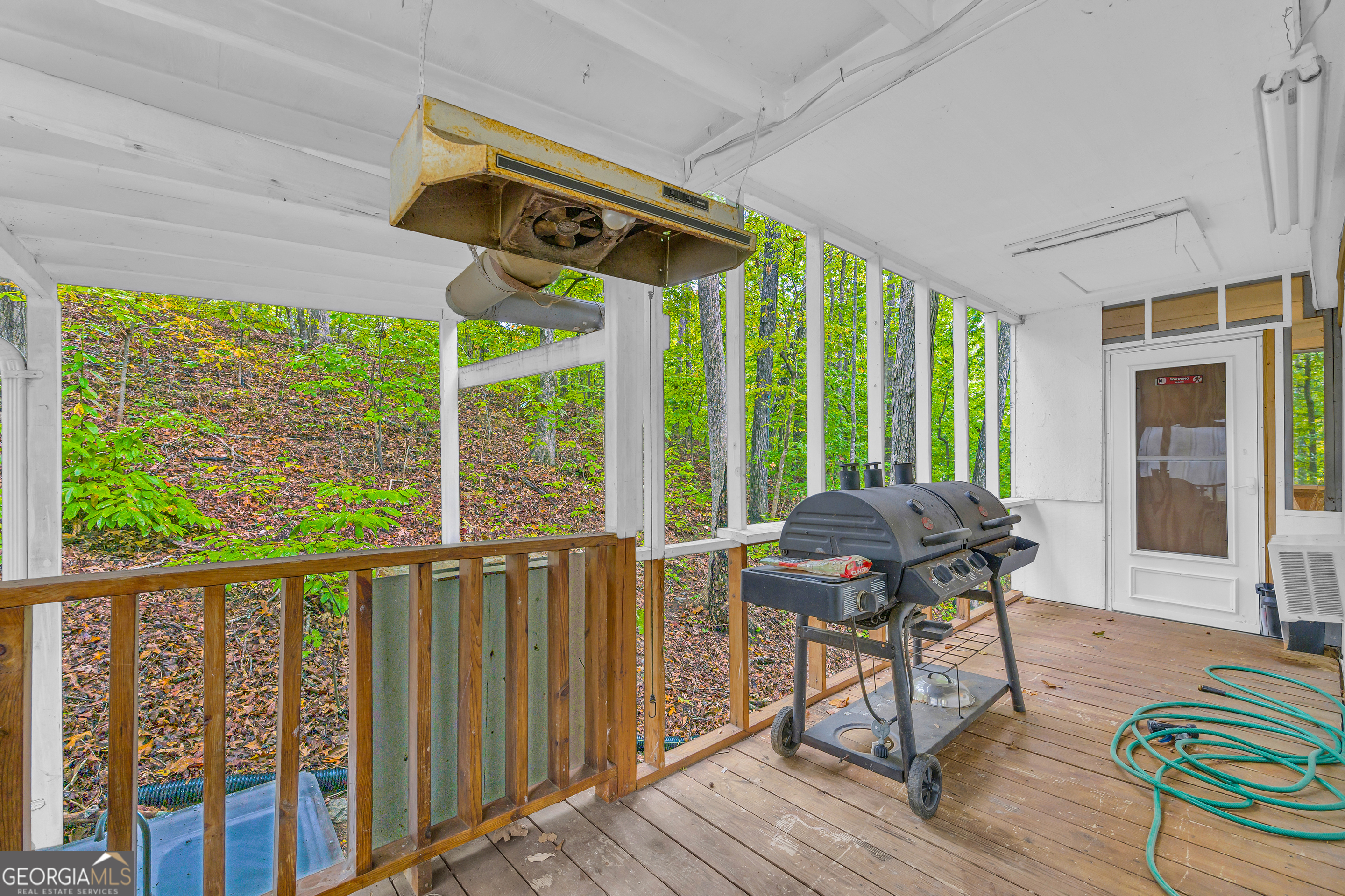 23 Wren Court Toccoa, GA 30577 - Photo 8 of 26 a view of balcony with furniture and wooden floor