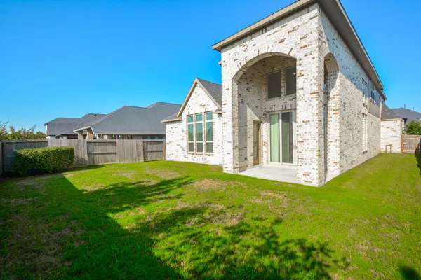 a view of a house with backyard and garden