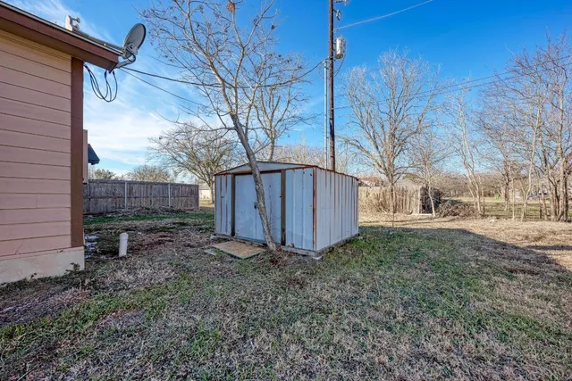 a view of backyard with tree