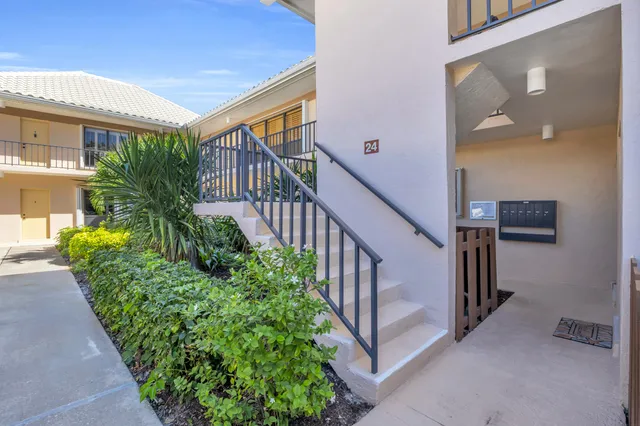$449,000 | 24 Southeast Turtle Creek Drive, Unit F, Tequesta, FL 33469