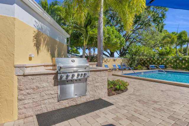 $449,000 | 24 Southeast Turtle Creek Drive, Unit F, Tequesta, FL 33469