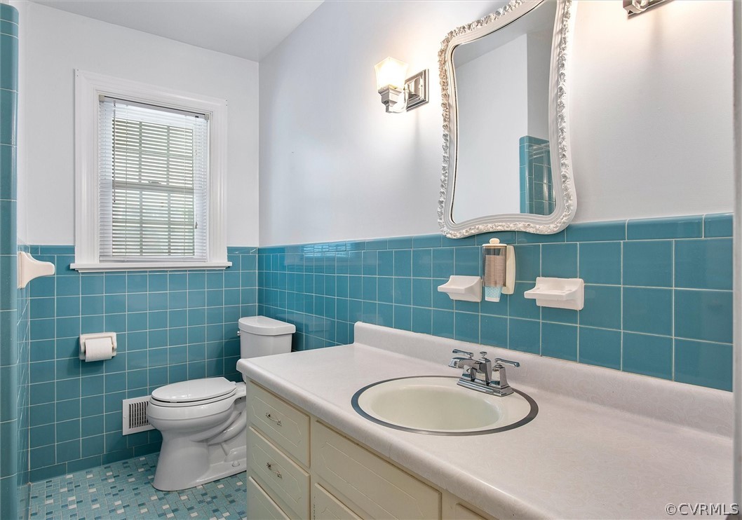 4061 Falstone Road North Chesterfield, VA 23234 - Photo 28 of 33 a bathroom with a toilet a sink and mirror