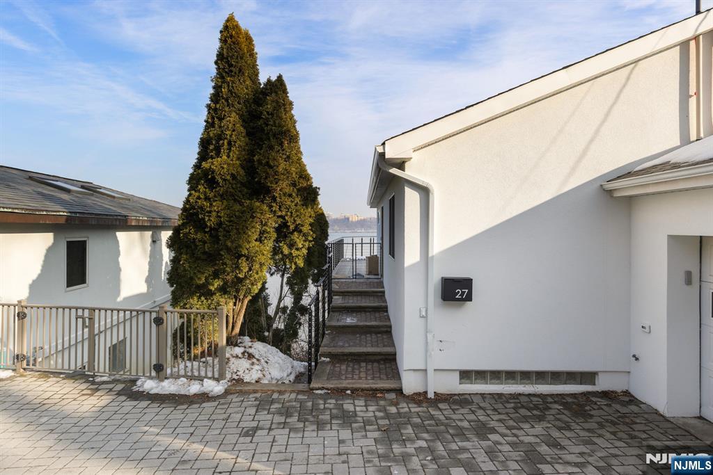 27 Shore Road Edgewater, NJ 07020 - Photo 39 of 48 a view of entryway