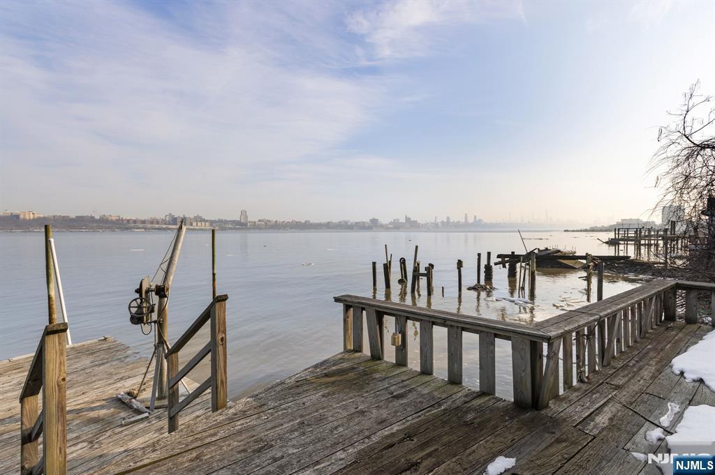 27 Shore Road Edgewater, NJ 07020 - Photo 41 of 48