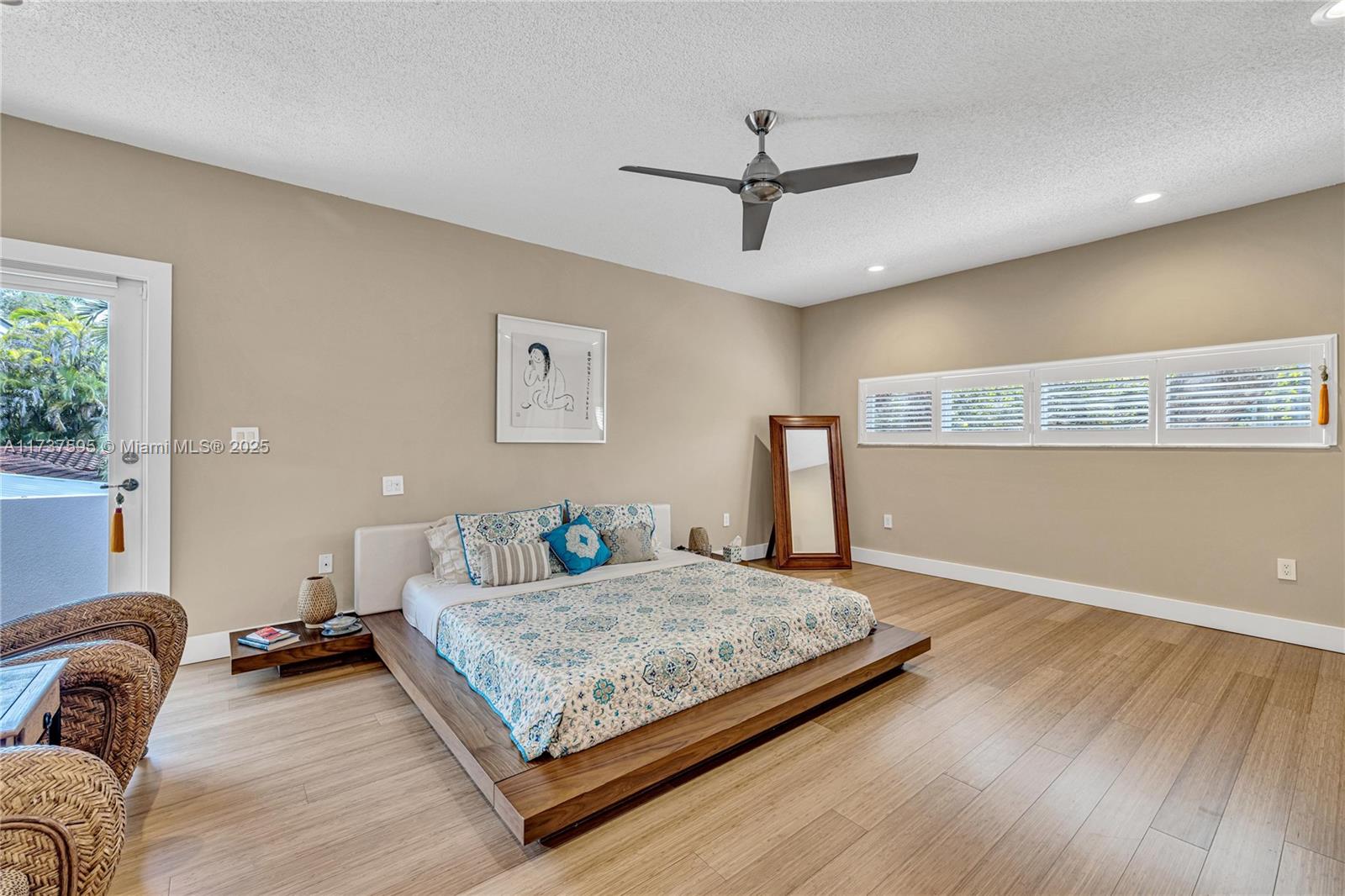 3701 Solana Road Miami, FL 33133 - Photo 20 of 38 a living room with couch