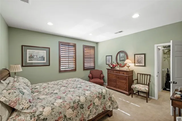 a en suite bathroom with a double vanity sink and a mirror